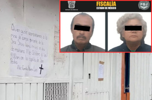 Ciudadanos colocan un cartel de condolencias frente a la escuela; autoridades detuvieron a la directora y al conserje tras el ataque