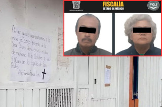Ciudadanos colocan un cartel de condolencias frente a la escuela; autoridades detuvieron a la directora y al conserje tras el ataque