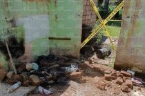 Autoridades acudieron a una construcción abandonada en Almoloya de Juárez, donde fue localizada sin vida una niña de aproximadamente 3 años de edad.