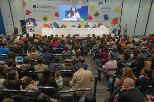 Lectores participarán en la lectura masiva de Pedro Páramo en la explanada de la UDG, como parte de las actividades del Día Mundial del Libro organizadas por la FIL Guadalajara.
