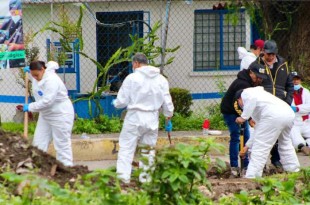 El desperdicio fue colocado en las orillas del canal, donde las madres utilizando rastrillos, palas y escobas extendieron la basura e inspeccionaron los desechos.