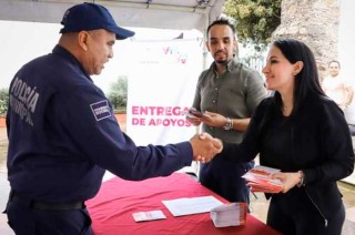 La alcaldesa municipal reconoció y felicitó a los oficiales por su ardua labor diaria