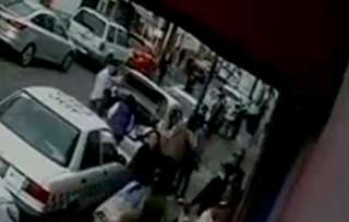 Presuntamente, una mujer y un menor, habrían huido luego de participar, junto con otras personas, en un asalto a un negocio