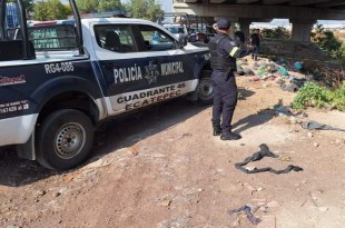 Al sitio llegaron elementos de la policía municipal de Ecatepec a bordo de la unidad RG4 086, quienes confirmaron el hallazgo