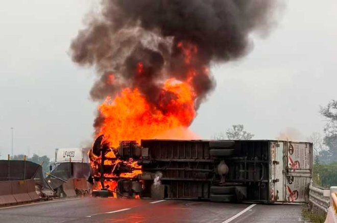 Video: Volcadura e incendio de tráiler paraliza Circuito Exterior Mexiquense en Tultepec
