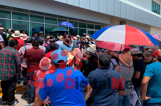 #Video: Ejidatarios de #Tultepec bloquean caseta en Circuito Exterior Mexiquense