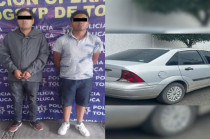 Detenidos y el vehículo recuperado durante el operativo en Toluca