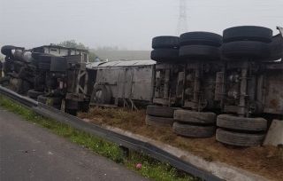 Pipa cargada con manteca vuelca en el CEM, en Jaltenco