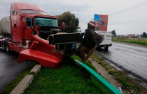 Choca tráiler en la Toluca-Tenango; genera caos vial