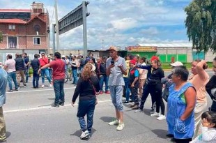 A través de cartulinas, mostraron su inconformidad y piden una solución a las autoridades.