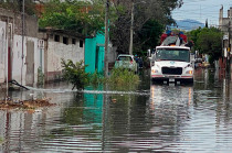 Vecinos de las colonias Culturas de México y Jacalones 2 en Chalco reportaron afectaciones por inundaciones provocadas por la lluvia nocturna.