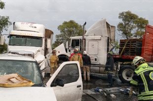 Tráiler de doble remolque quedó atravesado en el puente de San Bernabé.