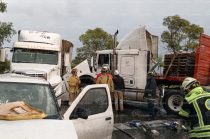 Tráiler de doble remolque quedó atravesado en el puente de San Bernabé.