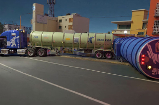 Elementos de Protección Civil acordonaron la zona y realizan trabajos de contención, limpieza y retiro de la unidad. Hasta el momento no se reportan personas lesionadas.