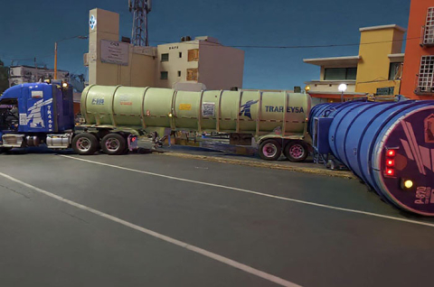 Elementos de Protección Civil acordonaron la zona y realizan trabajos de contención, limpieza y retiro de la unidad. Hasta el momento no se reportan personas lesionadas.