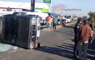 La camioneta color gris quedó recostada sobre un de sus costados sobre los carriles de la vialidad