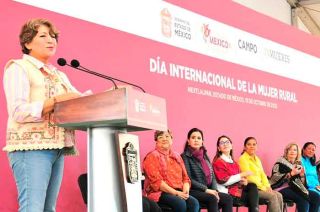 La primera mujer Gobernadora del Estado de México recibió una nueva variedad de la flor Dalia, que llevará por nombre “Colibrí”.