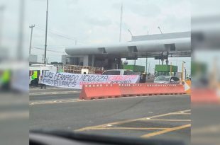 Familiares de Teodoro García Simental levantaron las plumas de la caseta El Dorado y permitieron el paso libre para exigir atención médica especializada.