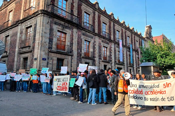 Estudiantes, profesores y trabajadores de Chapingo acudieron a Palacio Nacional para pedir la intervención de Claudia Sheinbaum en el conflicto por el acceso a Zoquiapan.