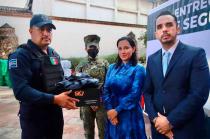 Alcaldesa de Valle de Bravo entrega uniformes a policías