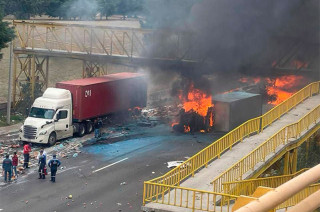 #Video: ¡Precaución! Fuerte incendio por choque múltiple de tráileres en la México-Toluca