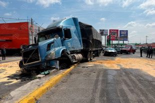 Un tráiler perdió el control sobre Paseo Tollocan, frente a la Clínica 220 del IMSS, lo que provocó un derrame de combustible y la movilización de cuerpos de emergencia.