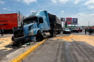 Un tráiler perdió el control sobre Paseo Tollocan, frente a la Clínica 220 del IMSS, lo que provocó un derrame de combustible y la movilización de cuerpos de emergencia.