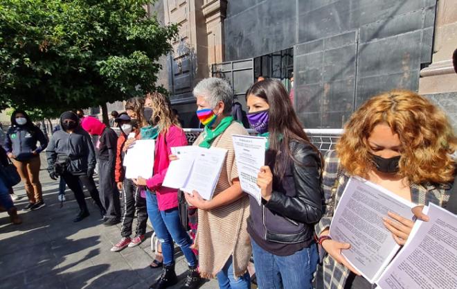 Como respuesta únicamente encontraron las puertas cerradas del recinto legislativo, toda vez que las diputadas incumplieron el compromiso de mediar con otros legisladores.