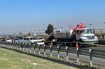 El motociclista salió proyectado y chocó contra el pavimento tras impactar contra una piedra.