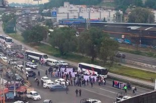 Los manifestantes solicitan mediante pancartas la revisión de una carpeta de investigación y mantienen la concentración en el punto conocido como Risco.