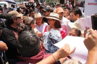 Azucena Cisneros, alcaldesa de Ecatepec, acompañada de vecinos de la colonia Jardines de Santa Clara