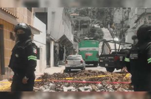 Dos trabajadores del transporte público fueron atacados a balazos mientras se encontraban en una unidad de pasajeros en la colonia Lázaro Cárdenas 3ra Sección.