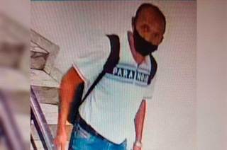 En el video se puede ver al delincuente, que lleva un cubrebocas, descendiendo por las escaleras del edificio