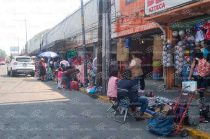 Señala que retirar vendedores de la vía pública no ha disminuido el comercio informal, pues los comerciantes regresan después de los operativos.