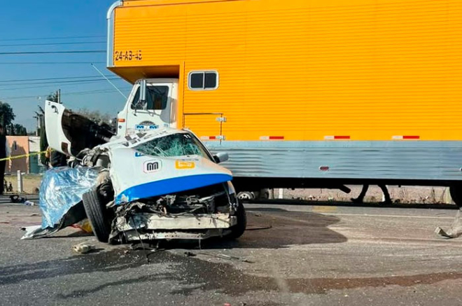 Video: Choque entre tractocamión y taxi deja heridos en la Atlacomulco-Toluca