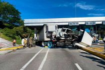 Tráiler se impacta contra caseta en la Autopista del Sol