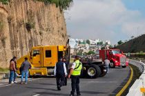 Vuelca tráiler en la Chamapa-Lechería