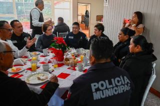 Los oficiales recibieron regalos y el reconocimiento ciudadano.