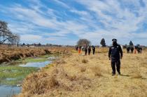 Dos jóvenes localizaron el cuerpo de un hombre flotando en el canal.