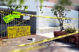 Los habitantes pintaron consignas y colocaron cinta amarilla.
