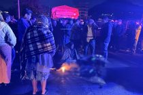 Un hombre y su hijo de aproximadamente dos años fallecieron luego de ser impactados por una camioneta de carga sobre la carretera La Marquesa-Tenango del Valle.