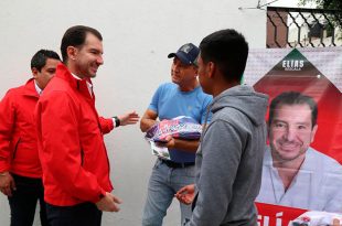El coordinador del Grupo Parlamentario del PRI, Elías Rescala, entregó uniformes deportivos a integrantes del Club Nopala A y apoyos comunitarios a vecinos de Valle de San Mateo, en Naucalpan.