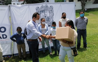 Entrega alcalde de #ValleDeBravo importantes obras y apoyos alimenticios