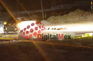 Los cuerpos quedaron tendidos sobre el asfalto tras el accidente registrado en la carretera Toluca–Zitácuaro