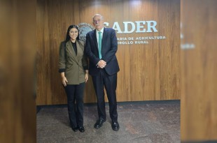 Carmen Albarrán y Julio Berdegué dialogan sobre la exportación del aguacate producido en Donato Guerra.