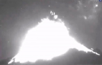 #Video: brutal explosión del #Popocatépetl, extraño objeto no identificado pasa rápidamente