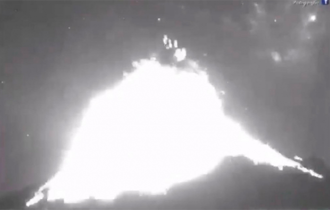 #Video: brutal explosión del #Popocatépetl, extraño objeto no identificado pasa rápidamente