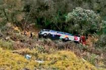 El autobús cayó a un barranco de 30 metros de profundidad.