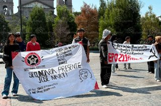 Estudiantes de la FNERRR cerraron avenida Lerdo frente a Palacio de Gobierno para exigir mejoras de infraestructura en escuelas públicas.