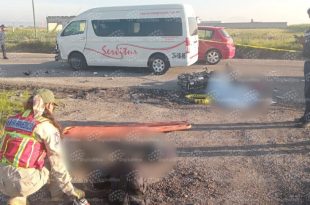 Elementos de emergencia acudieron al lugar del accidente en Almoloya de Juárez, donde un motociclista perdió la vida y su acompañante resultó lesionada.